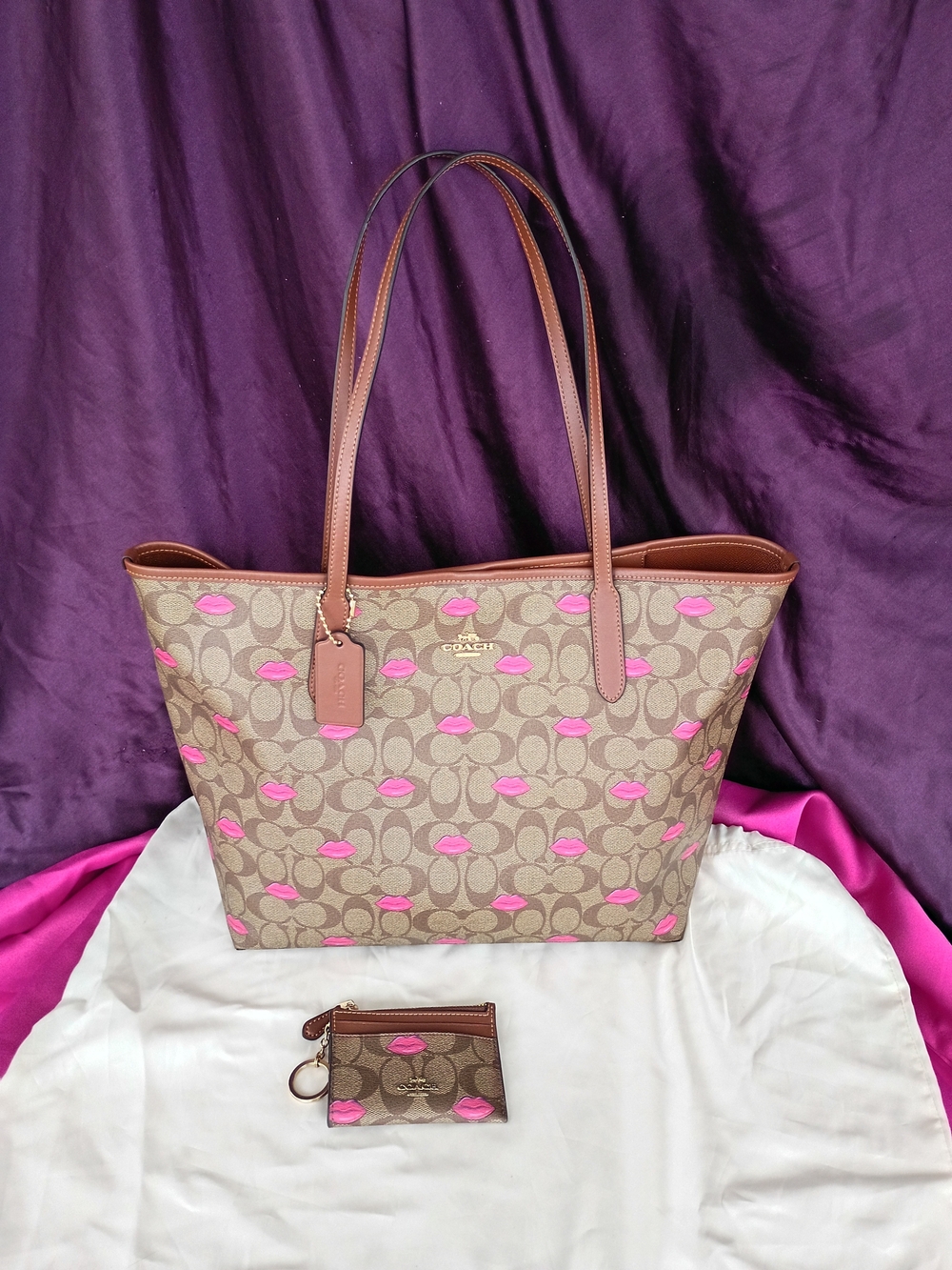 Coach Signature Sugar Lips Tote And Card Case Keychain 👄